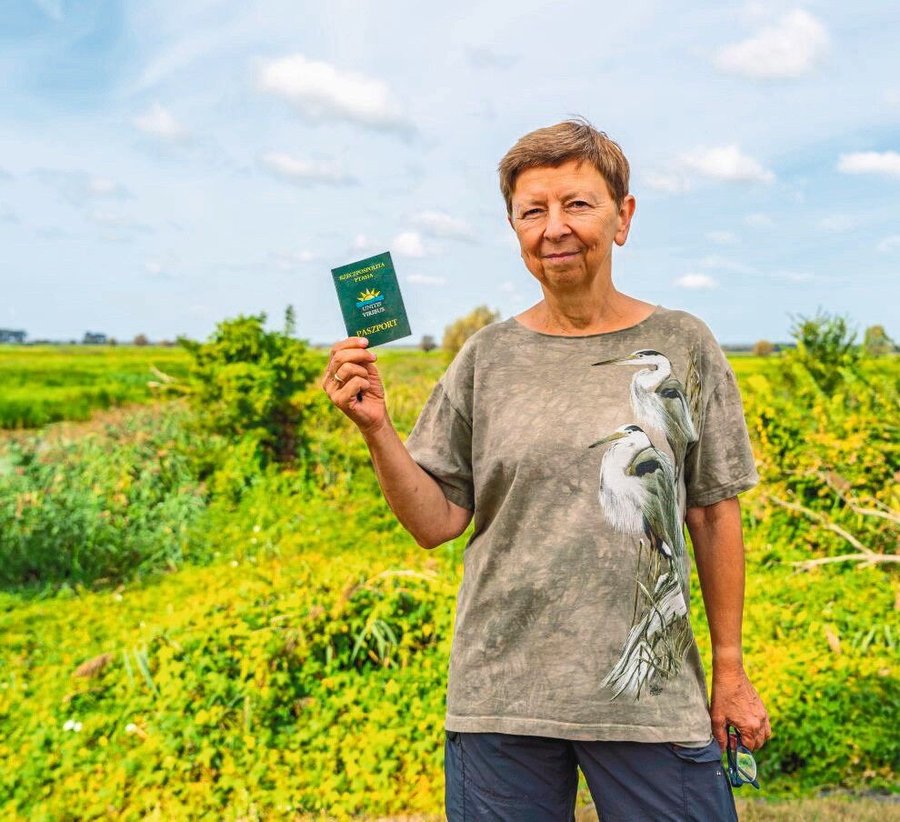 Touristikerin_und_Vogelschützerin_Izabella_Engel_mit_einem_Pass_der_"Republik_der_Vögel",_Slonsk,_Polen
