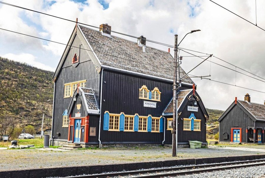 Kongsvoll_station_is_a_railway_station_on_the_Dovre_Line._The_station_is_located_at_Kongsvoll_in_Drivdalen_in_Oppdal_mun